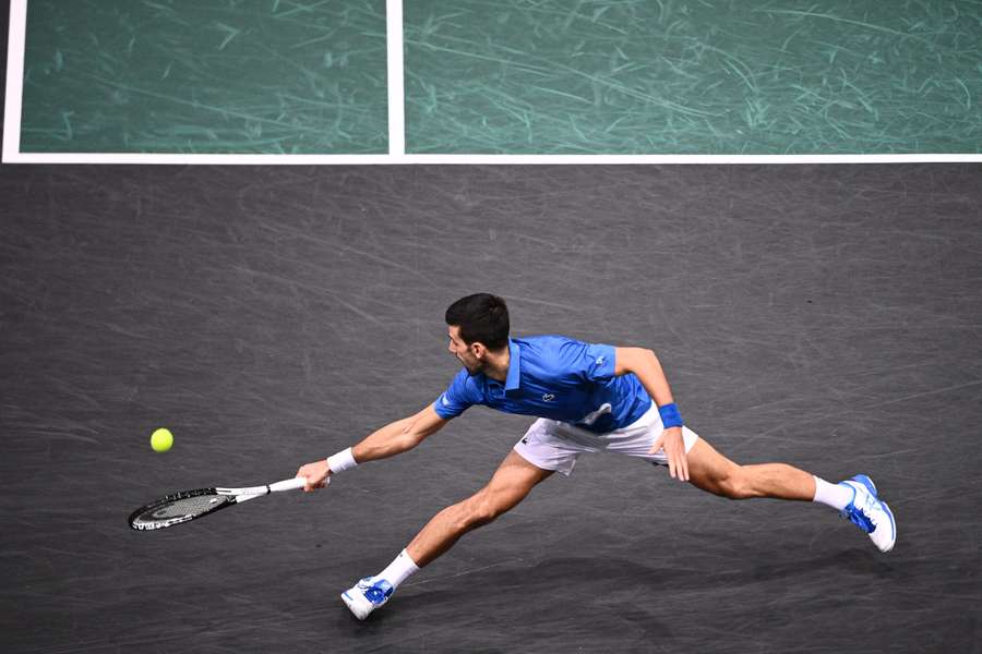 Djokovic ganó a Tsitsipas y jugará la final del Masters 1000 de París