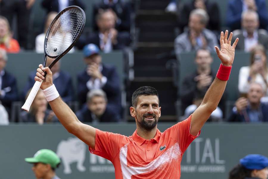 Djokovič v Ženevě slaví první letošní výhru na antuce. Djokovič v Ženevě slaví první letošní výhru na antuce.