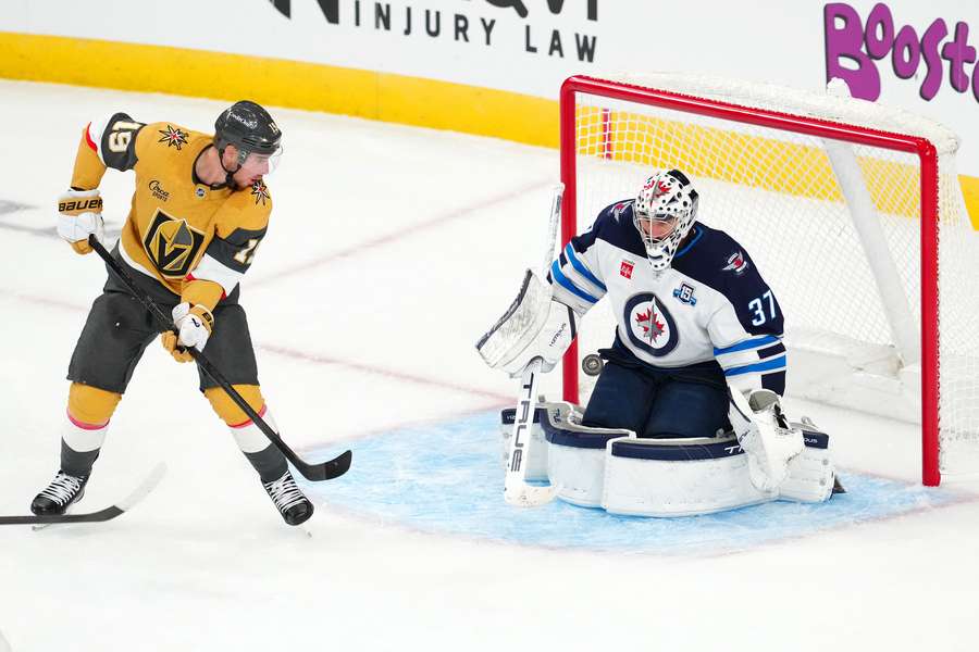 Hellebuyck v dueli proti Vegas.