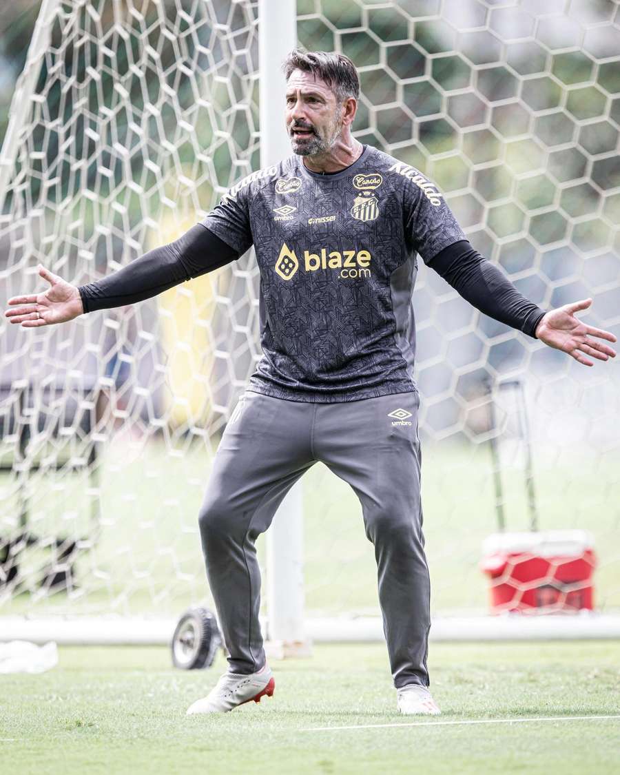 Belman já rodou bem o mundo da bola e hoje trabalha ao lado de Pedro Caixinha