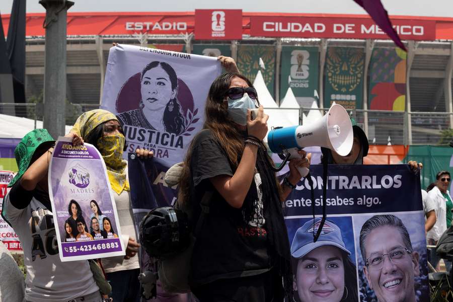 Heurts entre manifestants et police à l'extérieur du stade Azteca de Mexico