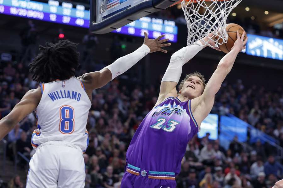 Jazz' Markkanen met een dunk tegen de Thunder