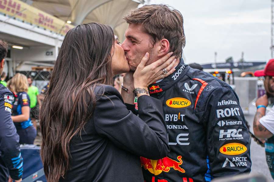 Max Verstappen e a companheira Kelly Piquet em novembro de 2024