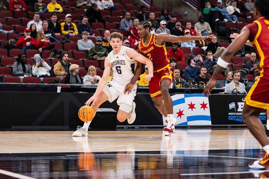 Hannes Steinbach (l.) im Dribbling für seine Washington Huskies Hannes Steinbach (l.) im Dribbling für seine Washington Huskies