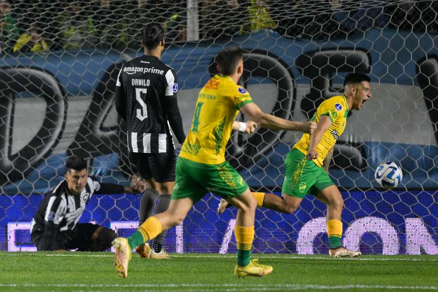 Nico Fernandez fez os dois gols de cabeça com apenas 1,68m