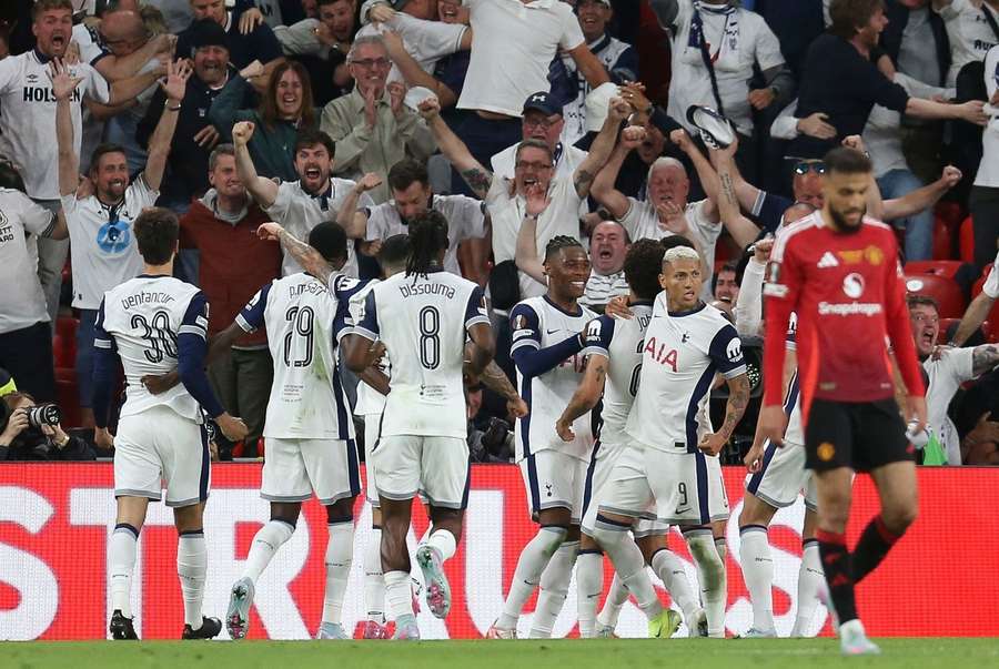 Gólová radost hráčů Tottenhamu ve vítězném finále Evropské ligy.