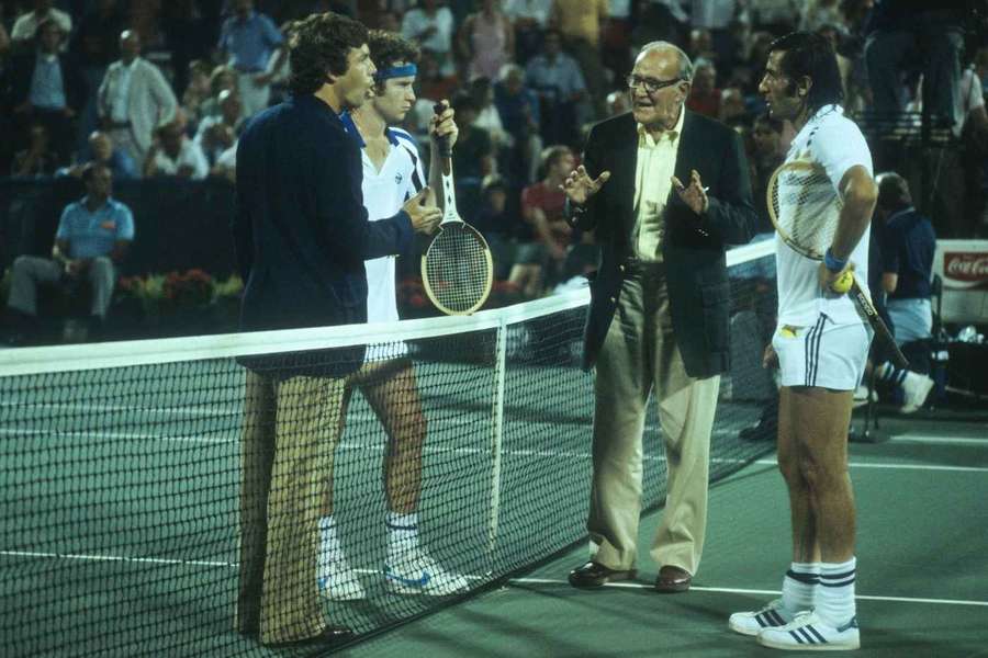 McEnroe (esq.), o novo árbitro (no meio) e Nastase (dir.) durante o épico de 79