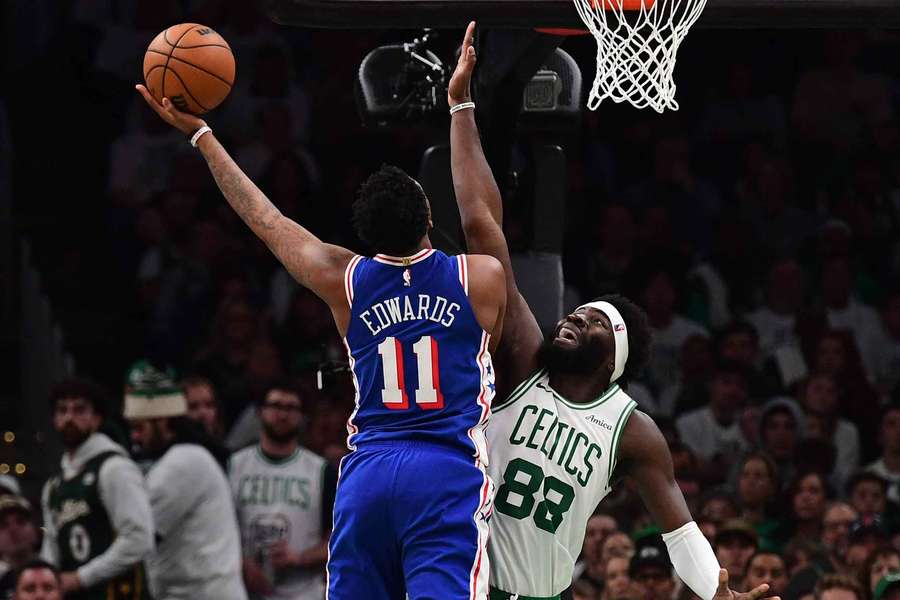 Neemias Queta em ação contra os 76ers