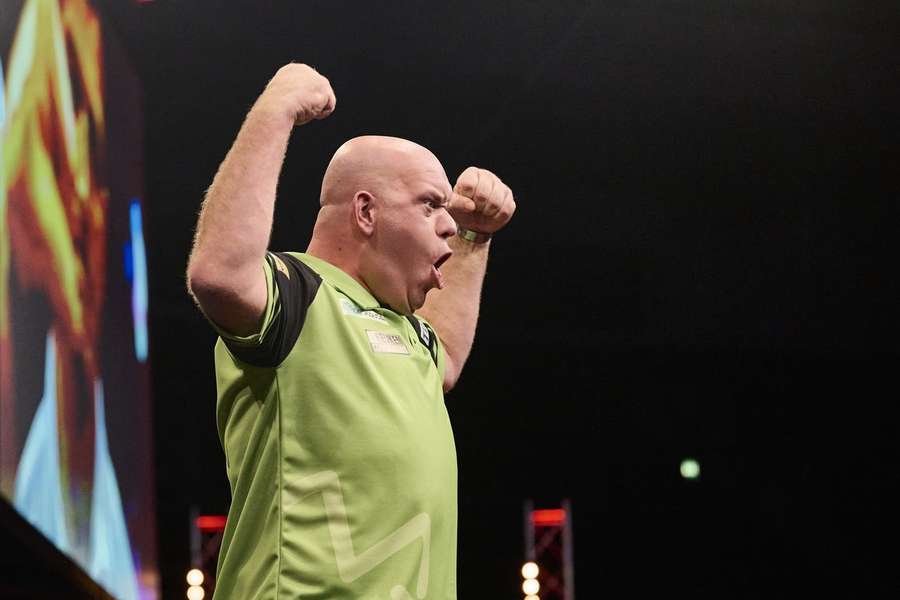 Michael van Gerwen is door op het EK darts