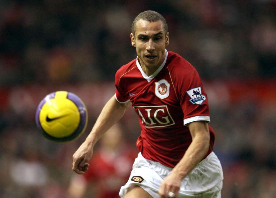 Henrik Larsson en acción con el Manchester United durante un partido contra el Aston Villa en 2007