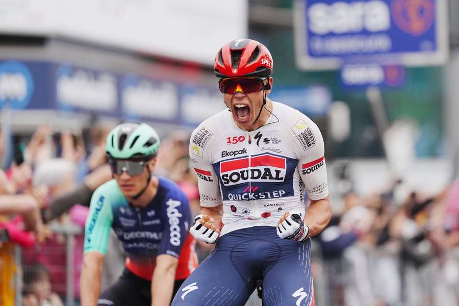 Paul Magnier é o primeiro camisola rosa do 109.º Giro