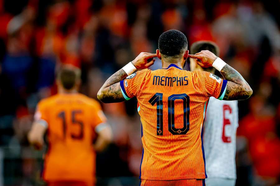 Memphis Depay faz sua tradicional comemoração