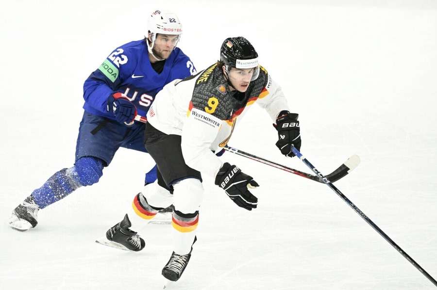 Nationalspieler Leon Gawanke (re.) beim Länderspiel bei der Eishockey-WM 2023 gegen die USA