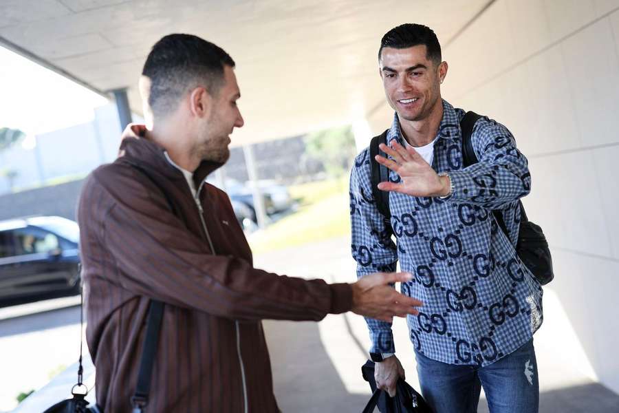 Cristiano Ronaldo saúda Diogo Dalot na chegada à concentração na Cidade do Futebol