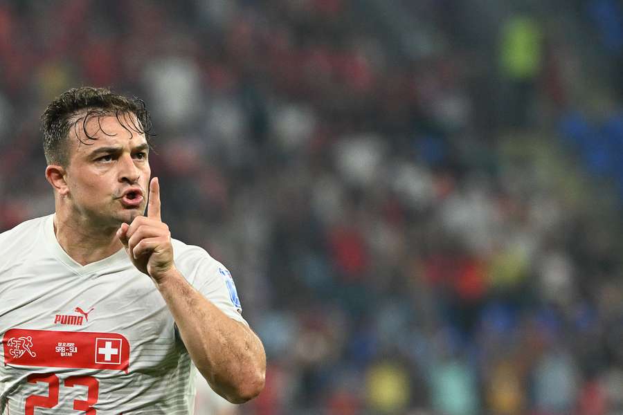 Xherdan Shaqiri silenció al público serbio en la victoria de Suiza por 3-2.