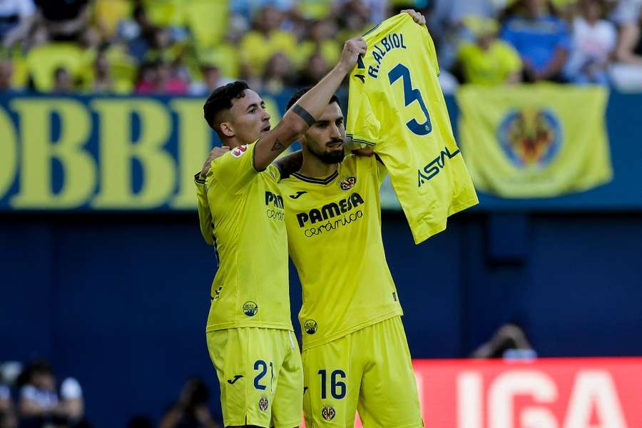Yeremy y Baena celebran un gol con el Villarreal con la camiseta de Albiol