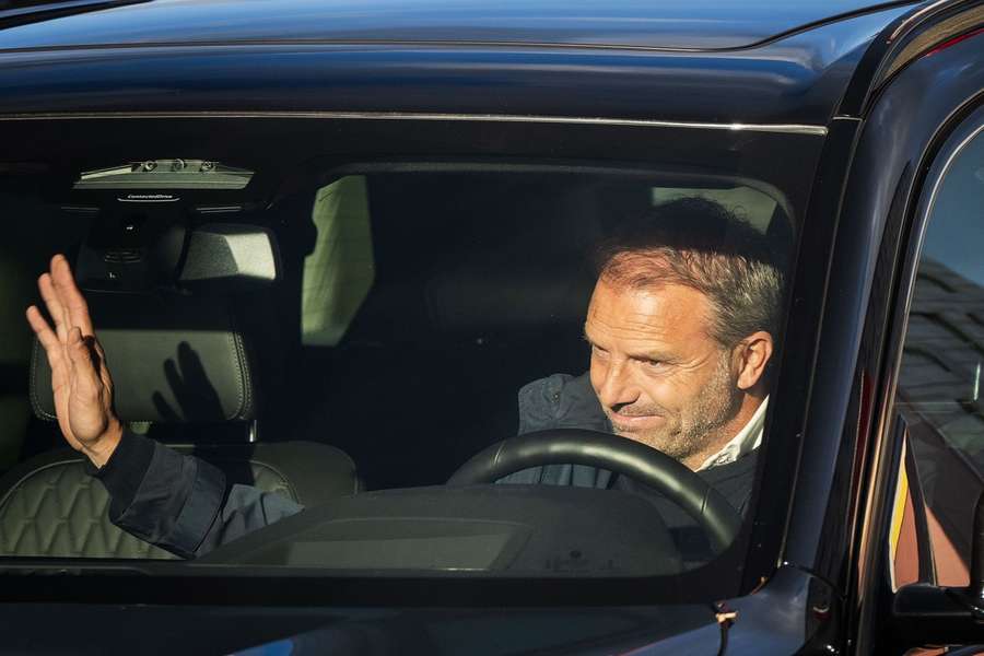 Maurice Steijn achter het stuur van zijn auto