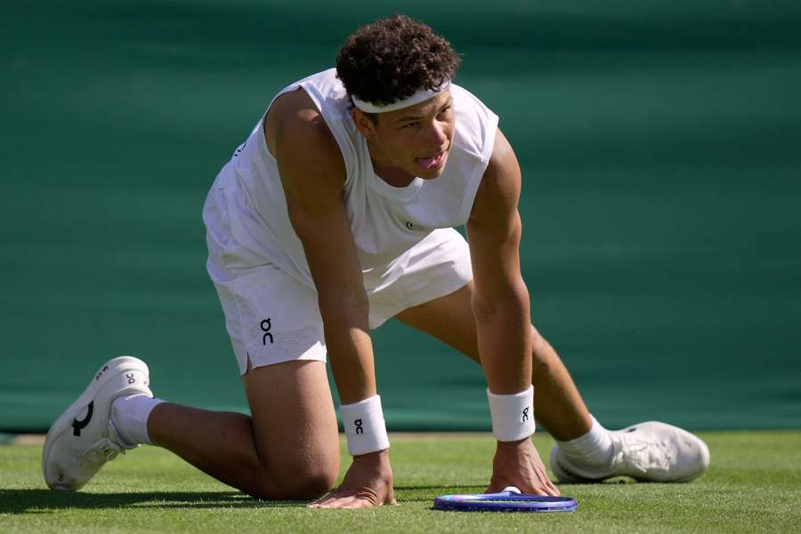 Ben Shelton končí ve Wimbledonu 2026 v prvním kole. Ben Shelton končí ve Wimbledonu 2026 v prvním kole.