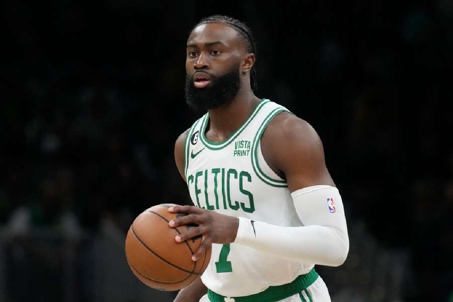 Brown inicia una jugada con los Celtics