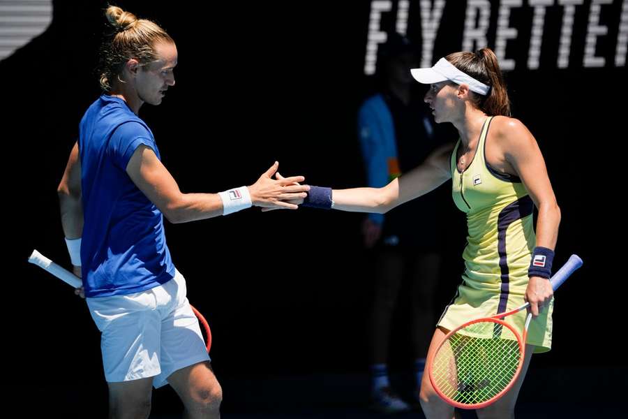 Brasileiros reagiram para levar primeiro set no tie-break