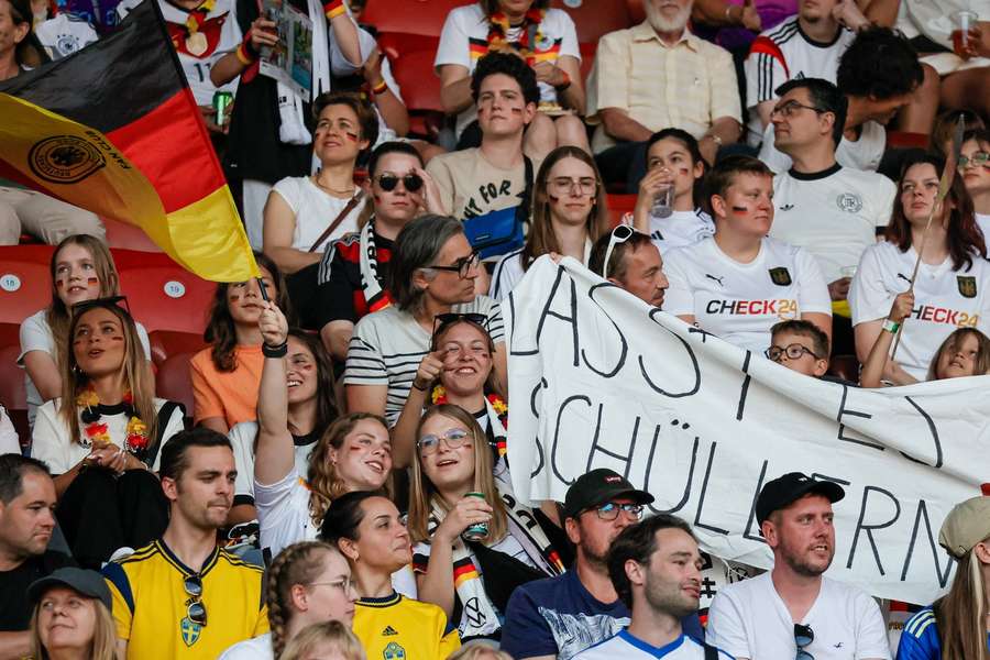 Deutsche Fans beim Spiel gegen Schweden in Basel.