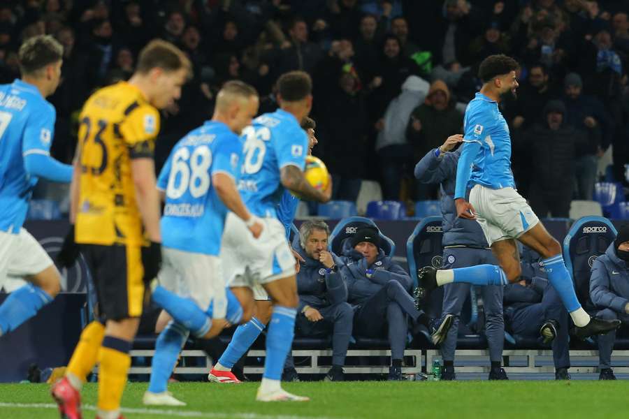 Billing exulta após marcar o golo do empate no jogo em casa contra o Inter de Milão