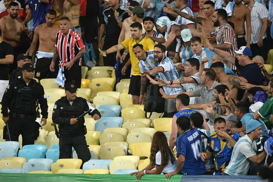 Auch in Südamerika gab es Ausschreitungen zu beklagen. In Rio de Janeiro eskalierte die Lage vor dem Duell zwischen der brasilianischen und der argentinischen Nationalmannschaft völlig, Polizisten prügelten scheinbar wahllos auf argentinische Fans ein.