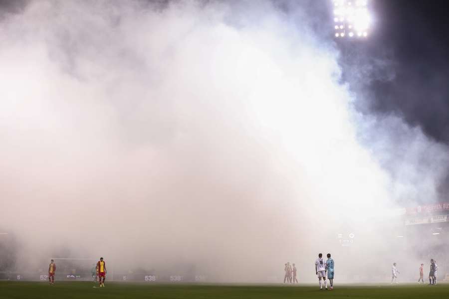 Rookontwikkeling op het veld na een sfeeractie