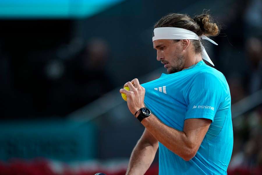 Alexander Zverev si v Madridu v zápase s Jakubem Menšíkem nechal ošetřit oko, poté zápas otočil.