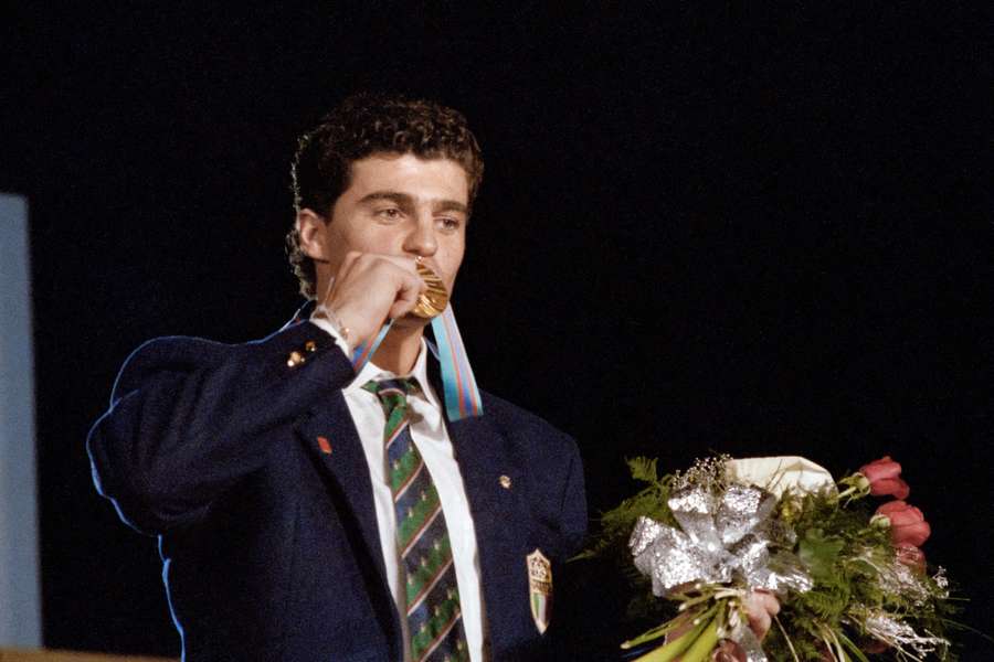 Alberto Tomba bacia la sua medaglia d’oro dopo aver vinto lo slalom gigante maschile a Calgary nel 1988