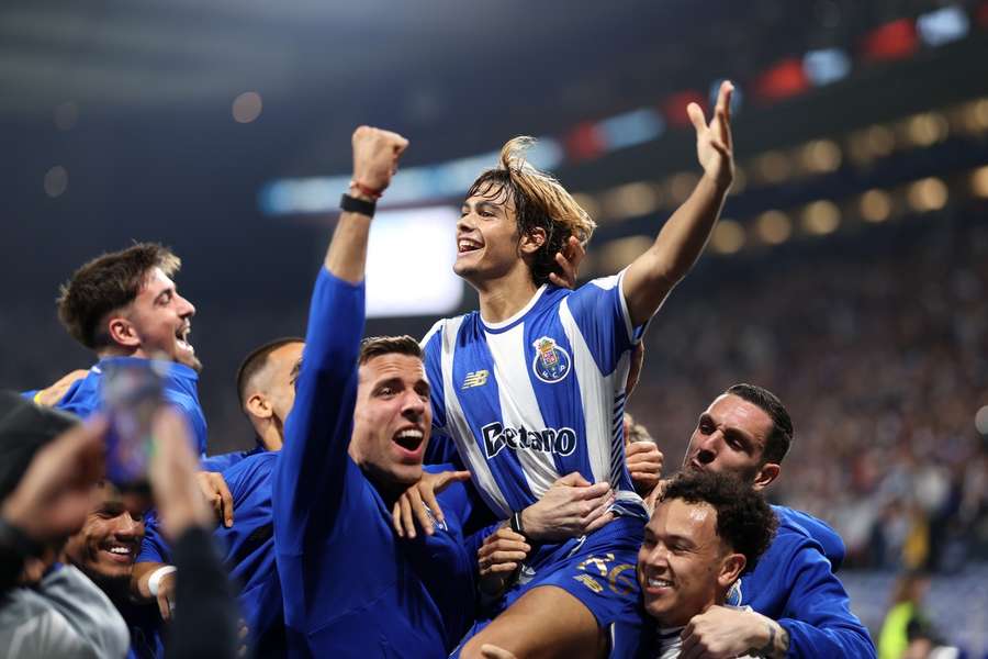 Os festejos dos jogadores do FC Porto com Rodrigo Mora