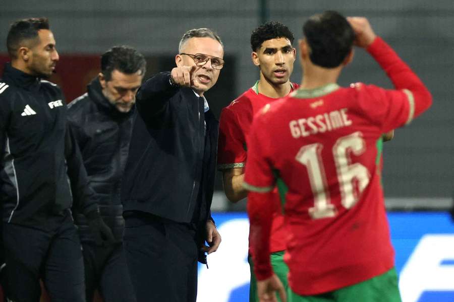 Mohamed Ouahbi dá instruções à equipa