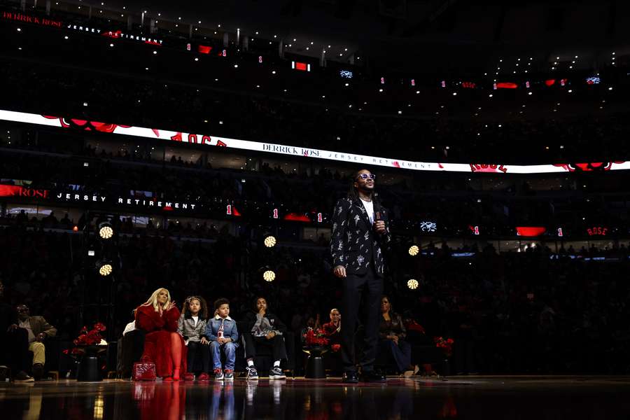 Chicago Bulls zastrzegli numer Derricka Rose’a, tłumy kibiców mimo mrozu Chicago Bulls zastrzegli numer Derricka Rose’a, tłumy kibiców mimo mrozu