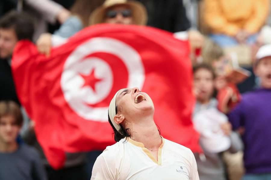 Jabeur comemora vitória em Paris com a bandeira de seu país ao fundo