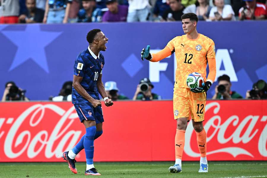 Kylian Mbappé esulta in faccia a Orlando Gill Kylian Mbappé esulta in faccia a Orlando Gill