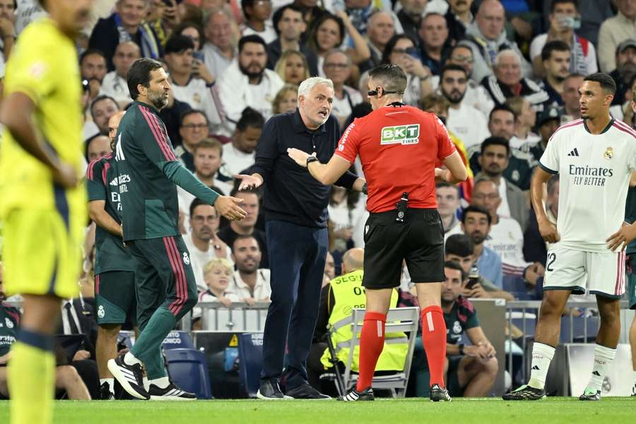 Mourinho protesta tras la expulsión de Vinicius Mourinho protesta tras la expulsión de Vinicius
