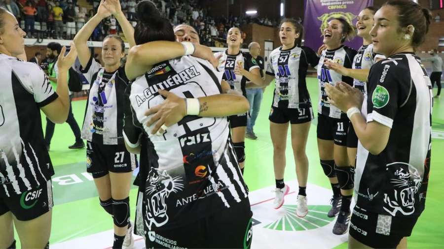 Las jugadoras del Costa del Sol celebran el pase a la final