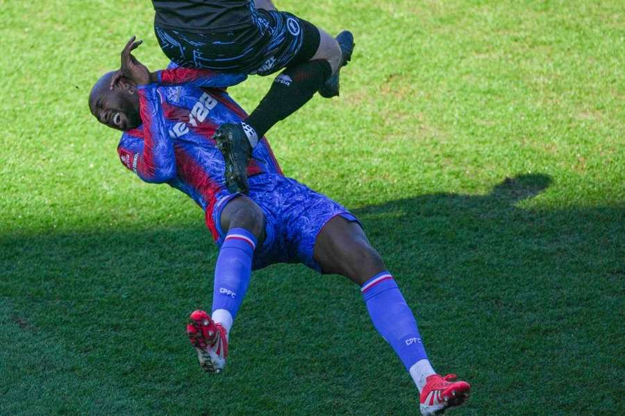 Za kung-fu kop do hlavy hvězdy Premier League bude gólman Milwallu stát šest zápasů