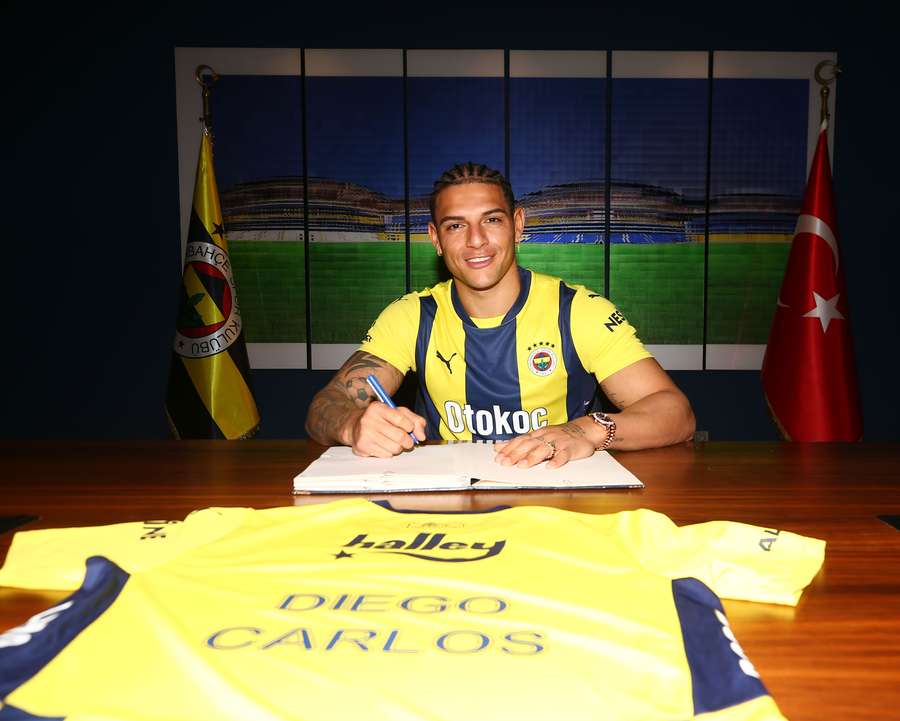 Diego Carlos signs his Fenerbahce contract