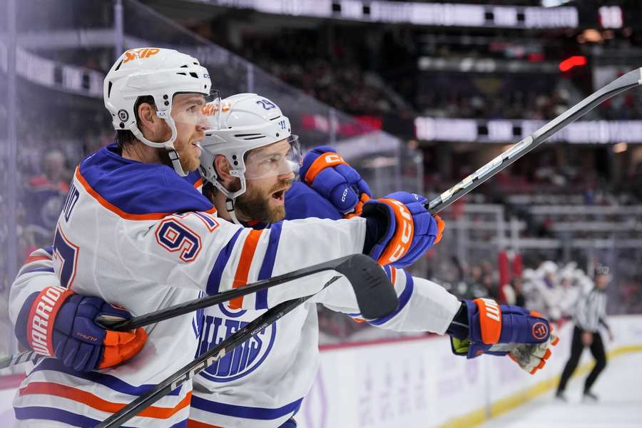 Leon Draisatil (r.) und Connor McDavis feiern den Sieg der Oilers