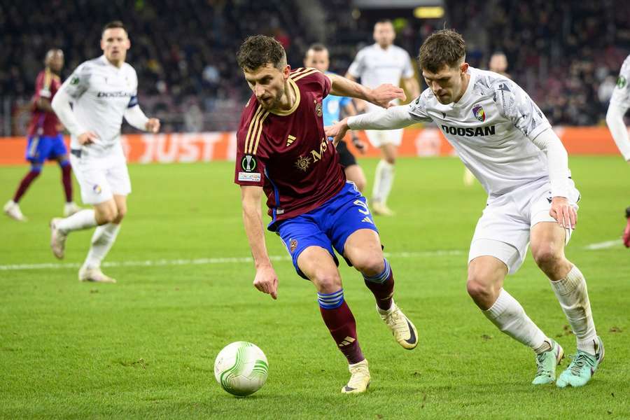 Miroslav Stevanovič a plzeňský Robin Hranáč v souboji o míč.