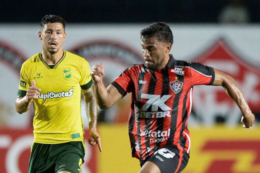Vitória e Defensa só marcaram gols de bolas paradas na competição