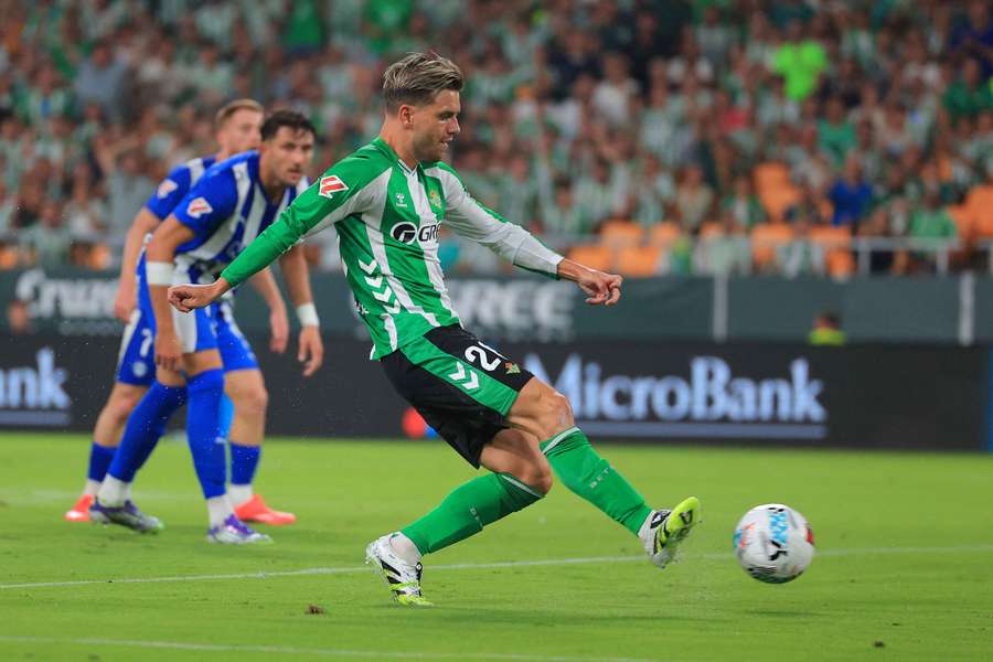 Lo Celso, en el momento justo de disparar para marcar al Alavés