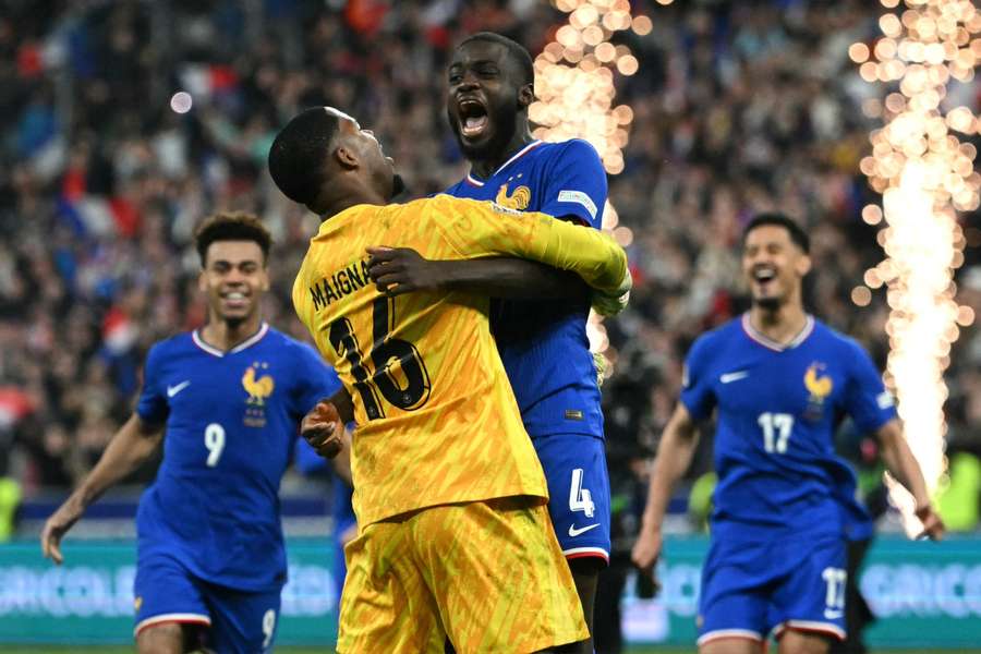 Maignan comemora classificação francesa com Upamecano 