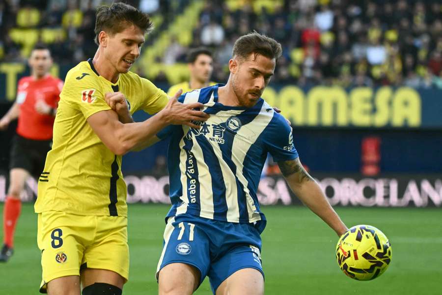 Juan Foyth y Toni Martínez disputan la posesión
