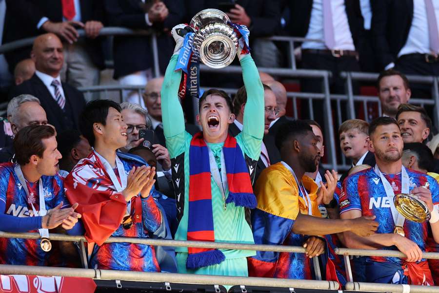 Jogadores do Crystal Palace com o troféu da Taça de Inglaterra, em Wembley, após a final da época passada