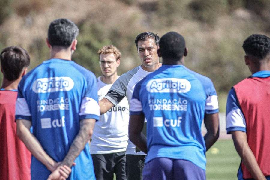 Vítor Martins dá indicações à equipa