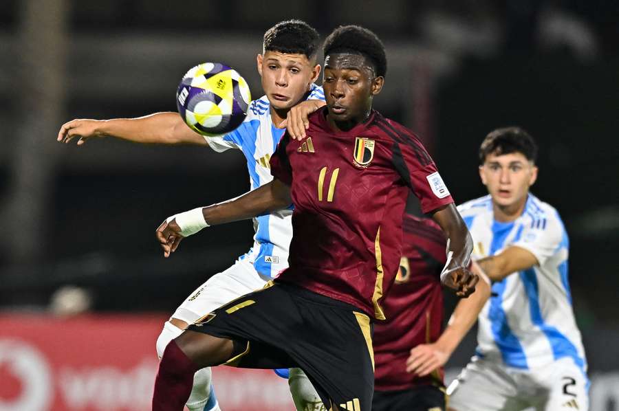 Jesse Bisiwu intenta quedarse con un balón ante la presión del argentino Ramiro Tulián en el Mundial sub-17 de 2025 Jesse Bisiwu intenta quedarse con un balón ante la presión del argentino Ramiro Tulián en el Mundial sub-17 de 2025