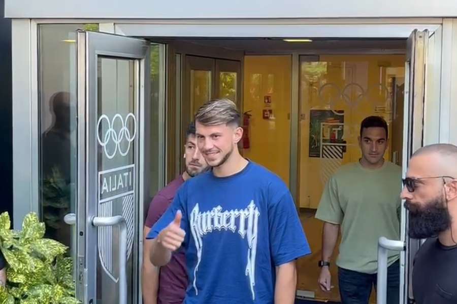 Lazar Samardzic à saída do local onde fez exames médicos