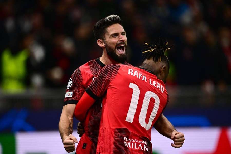 Giroud e Leão comemoram o gol da virada milanista